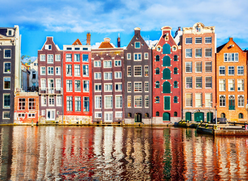 Häuserfassade am Wasser in Amsterdam