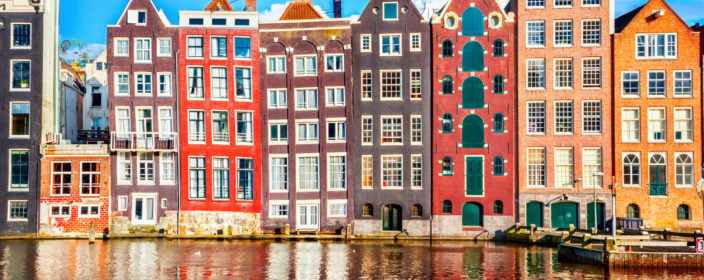 Häuserfassade am Wasser in Amsterdam