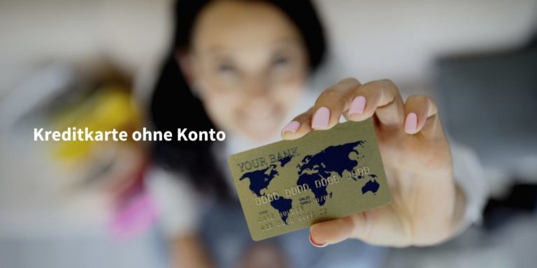 Verschwommenes Bild von junger Frau, die Kreditkarte mit Weltkartenmuster in die Kamera hält