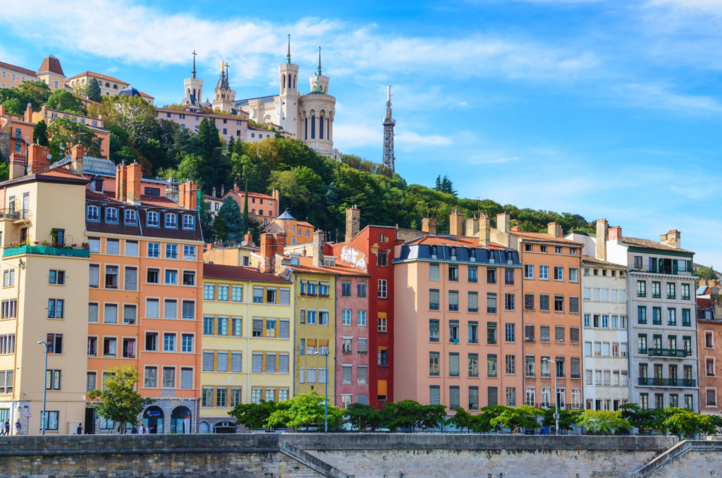 Frankreich, Lyon, Farbenfrohe Häuser am Ufer der Saône