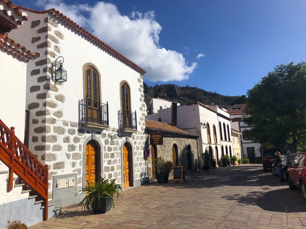 Eine Straße im idyllischen Dorf Tejeda auf Gran Canaria