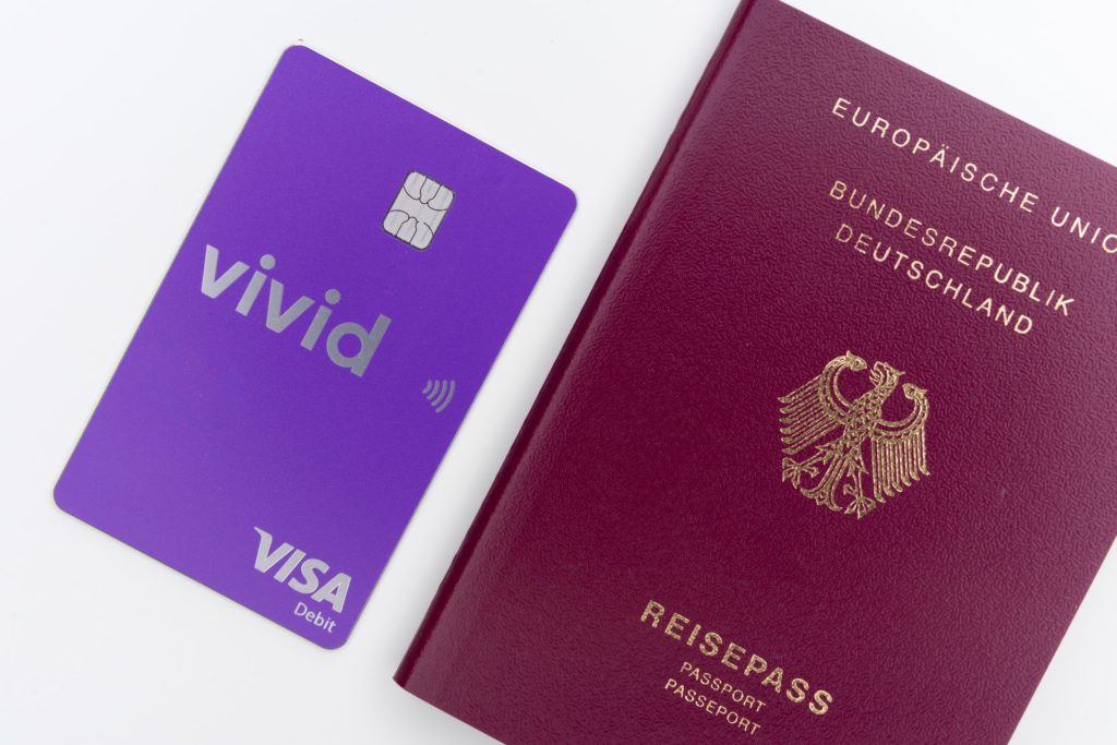 Vivid Money für Reisende - mit der Vivid Kreditkarte kann man gebührenfrei weltweit Bargeld abheben