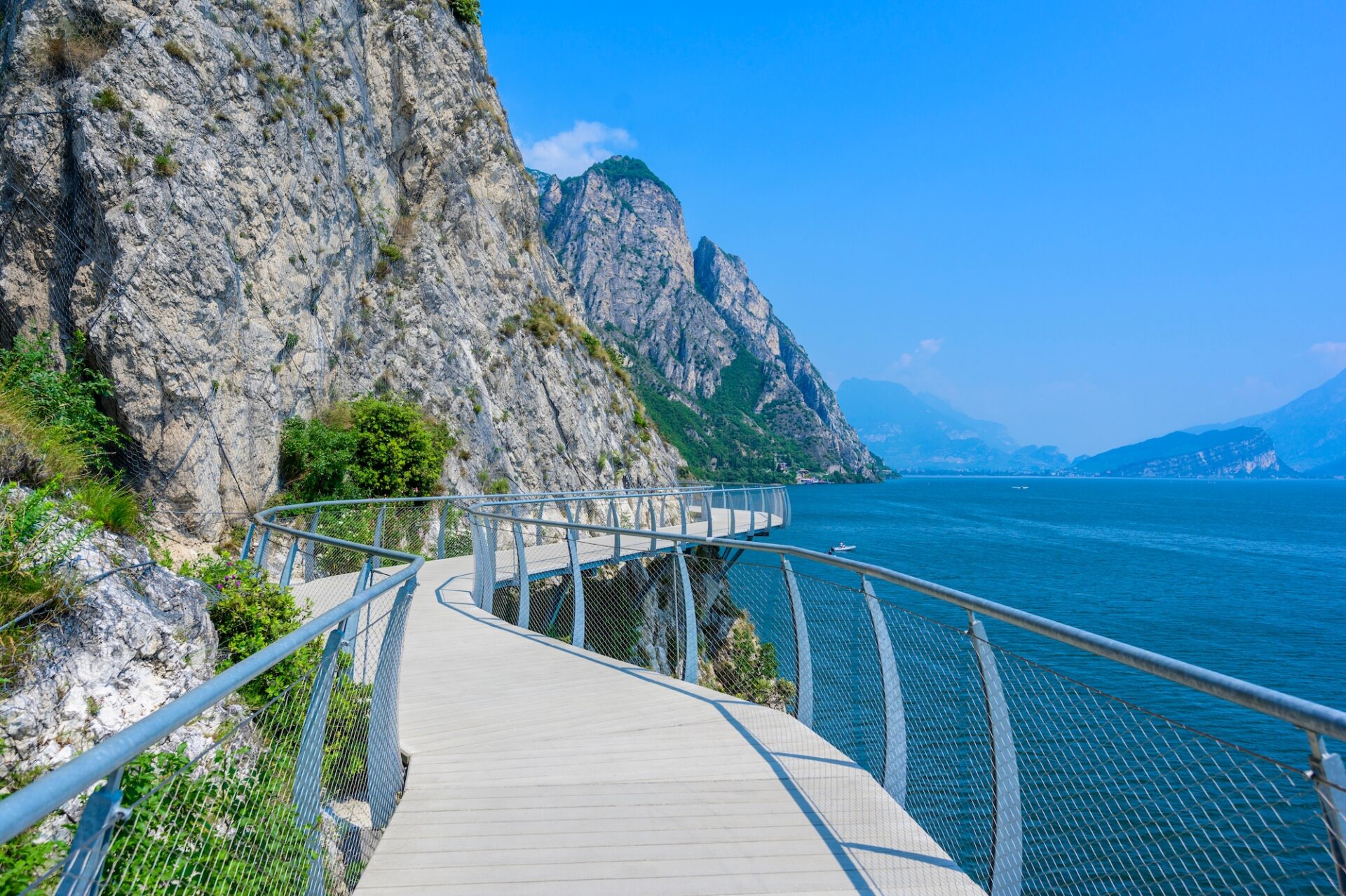 Italien, Gardasee, Radfahren auf dem imposanten Radweg Ciclopista del Garda