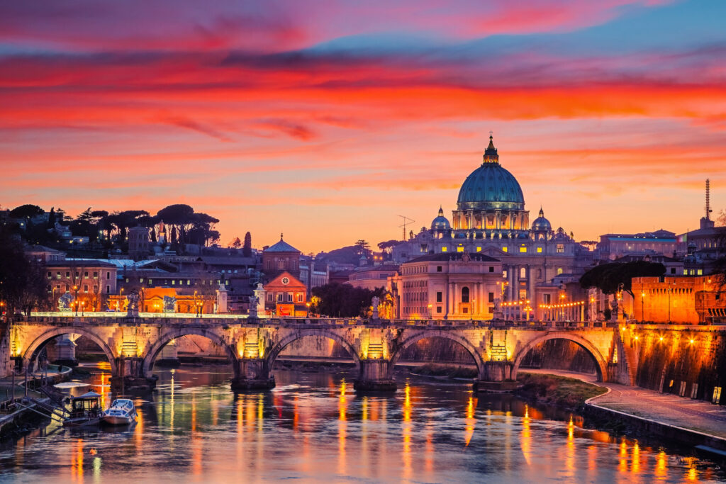 Italien, Rom, Sonnenuntergang über dem Tiber und Petersdom