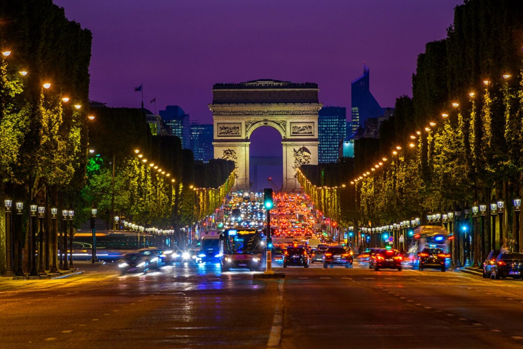 Frankreich, Paris, Verkehr am Arc de Triomphe