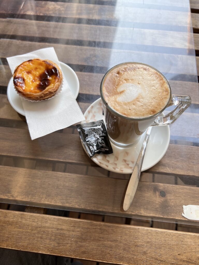 Pastel de Nata mit Kaffee in Porto