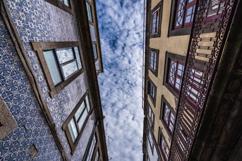 Portugal, Porto, Architektur mit typischen Azulejos - Fliesen