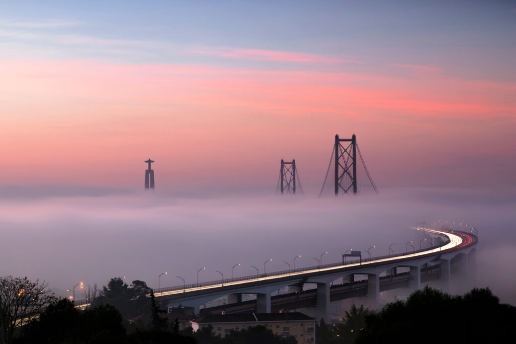 Portugal, Lissabon, Nebel über der Brücke Ponte 25 de Abril