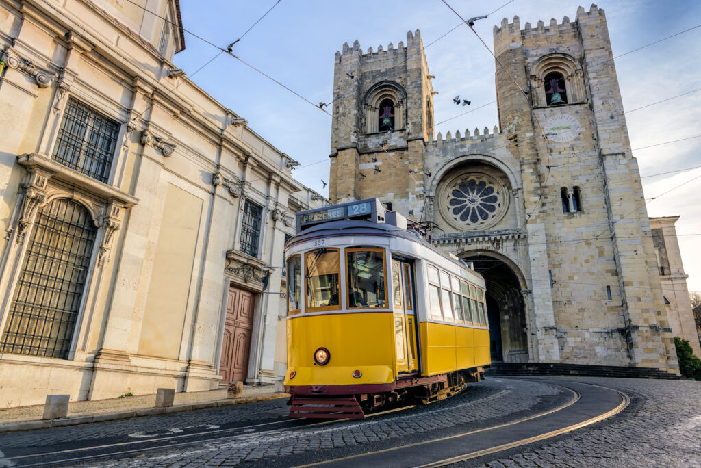 Portugal, Lissabon, Kathedrale von Lissabon mit der berühmten Tramlinie 28