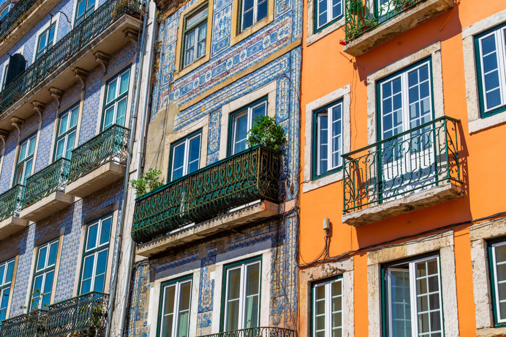 Portugal, Lissabon, Typische Keramikfliesen an Hauswand