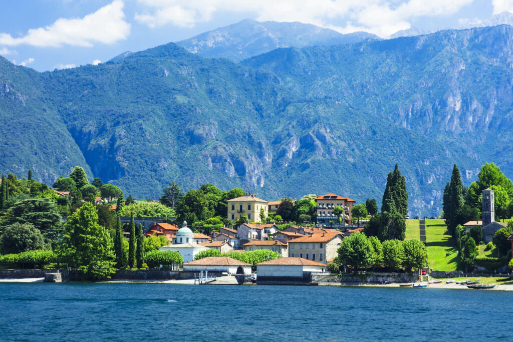 Italien, Comer See mit Bergen im Hintergrund