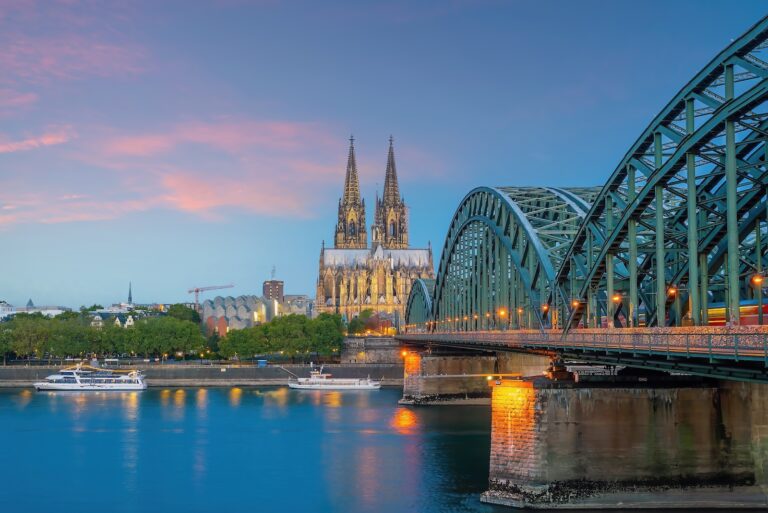 Downtown,Cologne,City,Skyline,With,Cologne,Cathedral,And,Hohenzollern,Bridge,