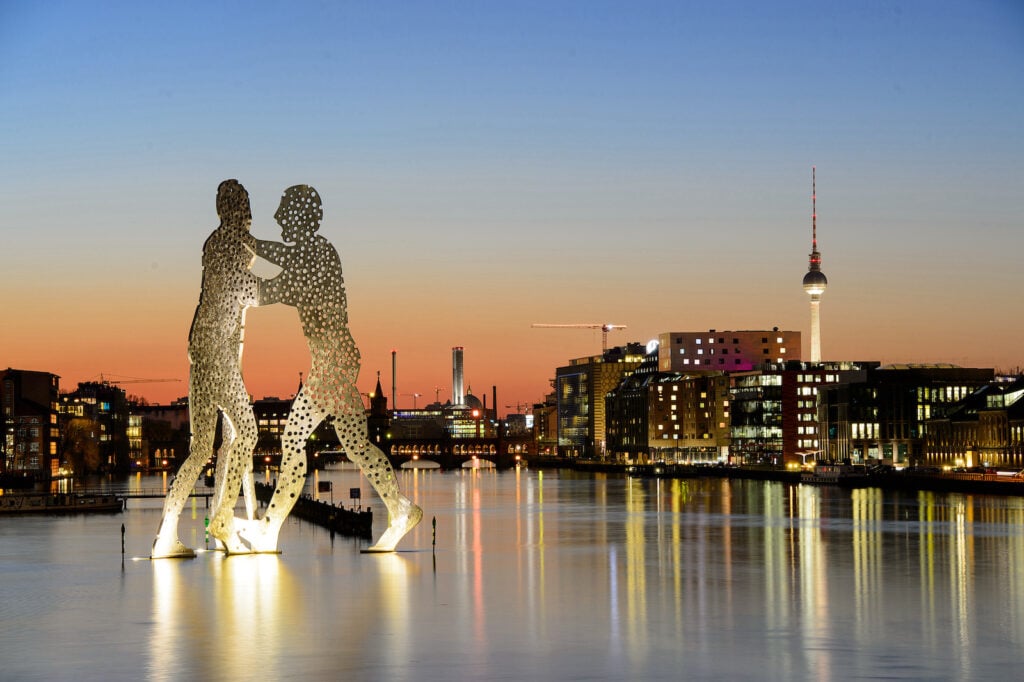 Berlin, Skulptur Molecule Man und Fernsehturm