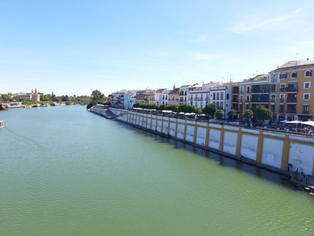 Sevilla, Flussufer im Stadtviertel Triana