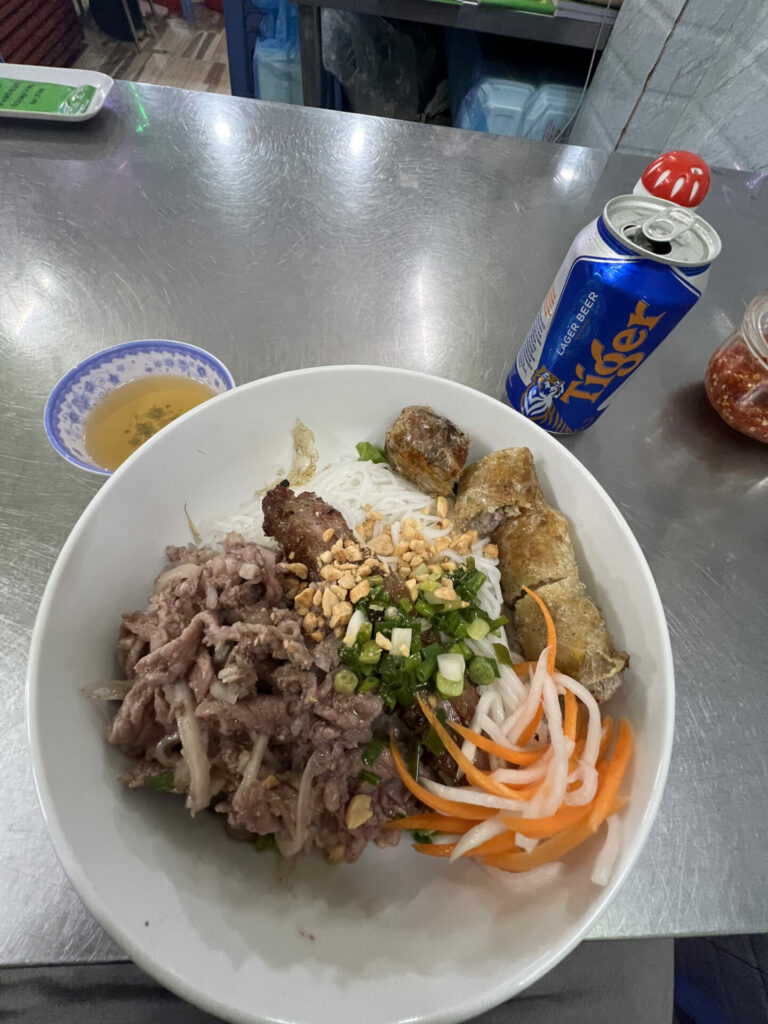Vietnam, Bun Thit Nuong, Reisfadennudeln mit Schweinefleisch