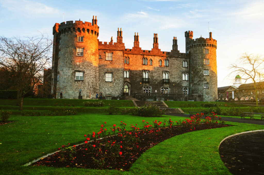 Die Burg Kilkenny Castle im Abendlicht 