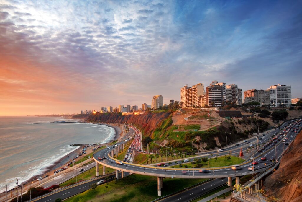 Peru, Lima, Straße entlang der Küste