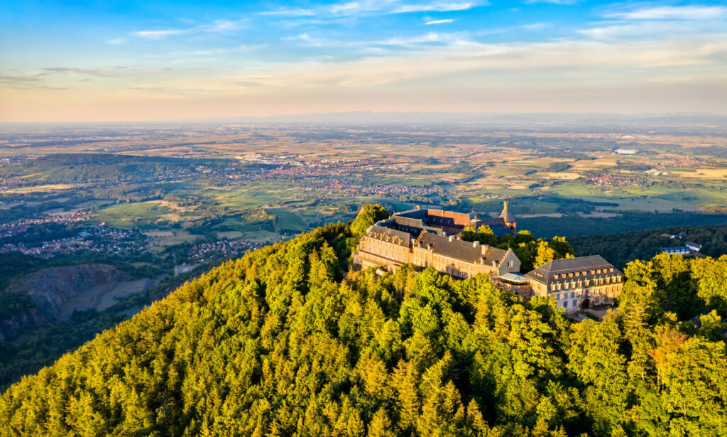 Ausblick auf das Kloster Hohenburg auf dem Odilienberg im Elsass
