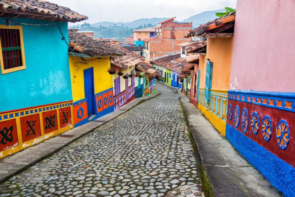 Kolumbien, Bunte Straße in der kleinen Stadt Guatapé