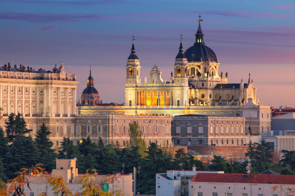 Spanien, Madrid, Ausblick auf die Almudena-Kathedrale und den Königspalast