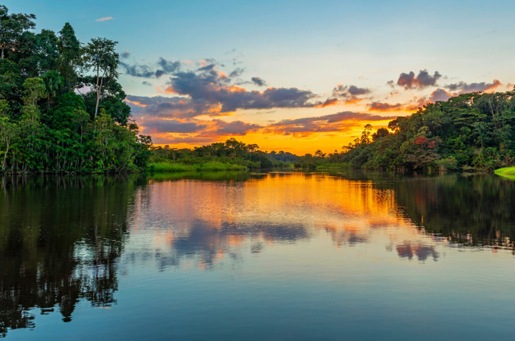 Wunderschöner Sonnenuntergang im Amazonasbecken