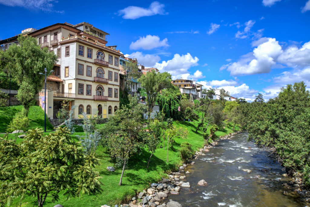 Blick auf den Fluss und die beeindruckende Architektur bei Quenca