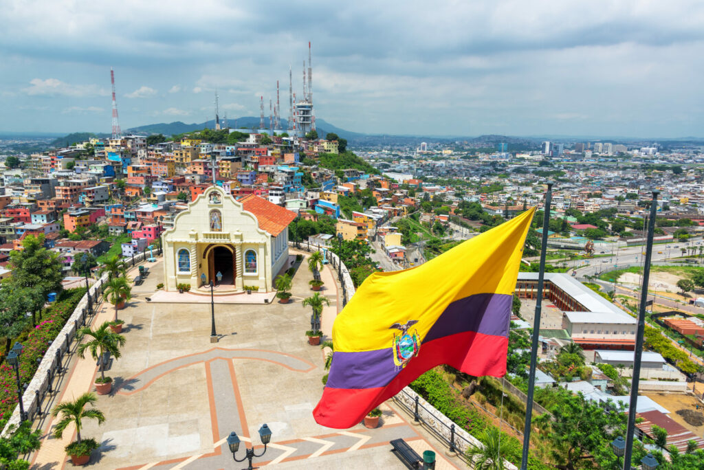 Ecuadorianische Flagge mit Blick auf Guayaquil 