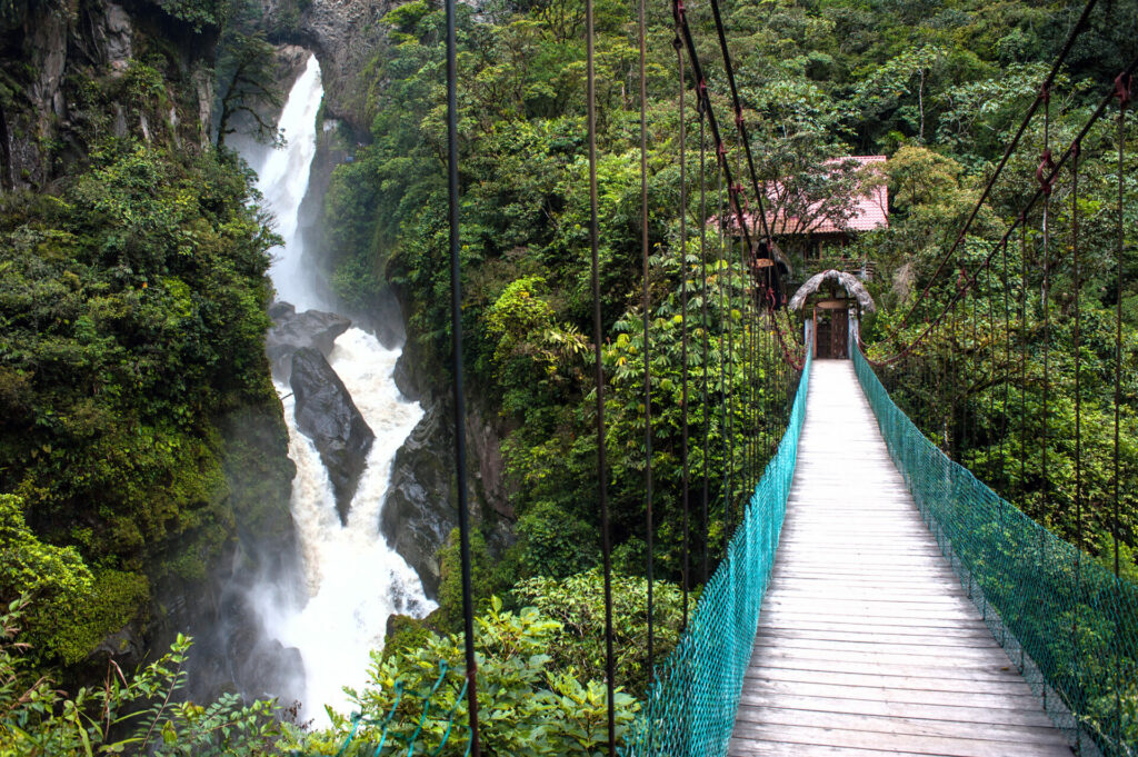Gebirgsfluss und beeindruckender Wasserfall in den Anden 