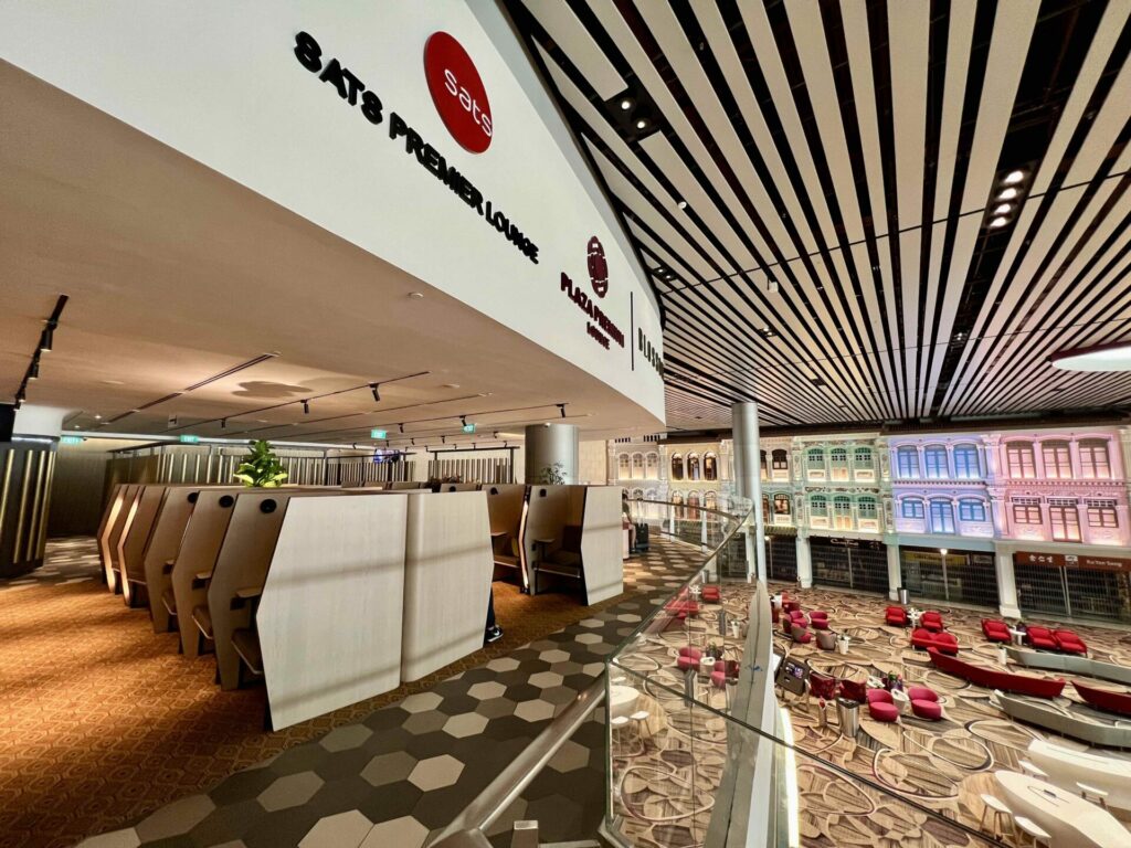 Blossom Lounge Terminal 4 Singapur Changi Flughafen, Amex Platinum Lounge mit gemütlichen Sesseln und Ruhebereich