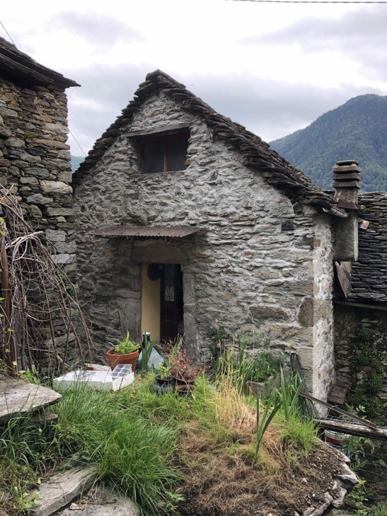 Alte Häuser im Dorf Zonca, Italien