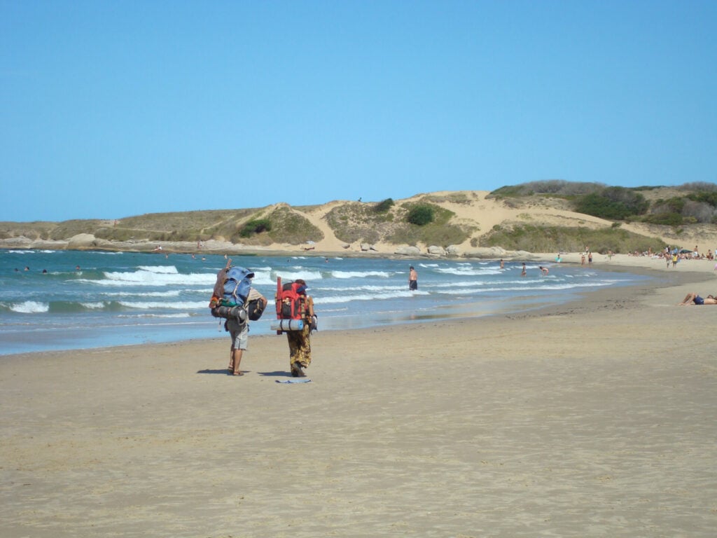 Backpacker am Strand von Punta del diablo