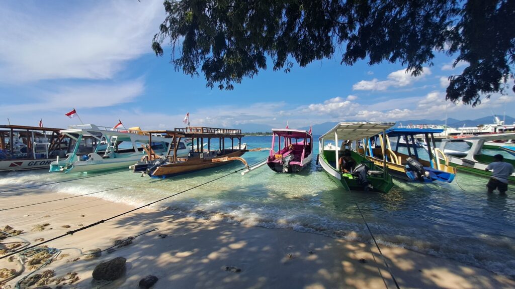 Indonesien, Gili Inseln, Boote am Strand