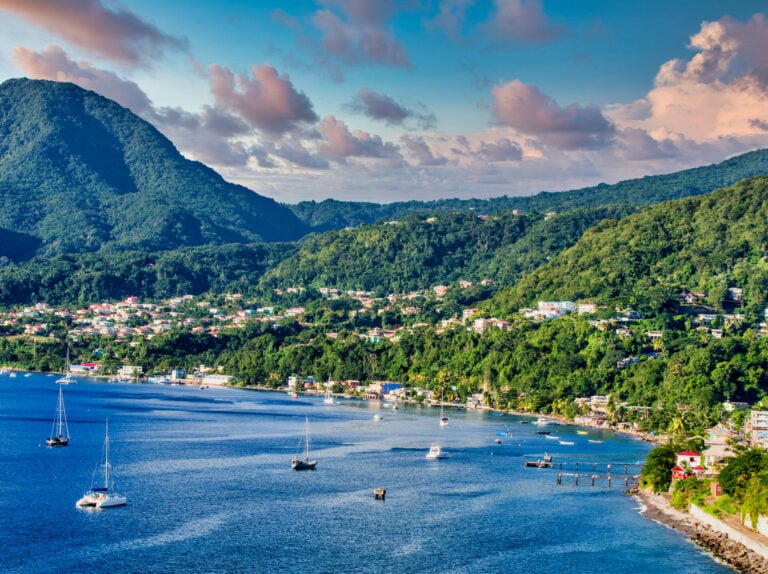 Blaues Wasser in den Buchten von Dominica