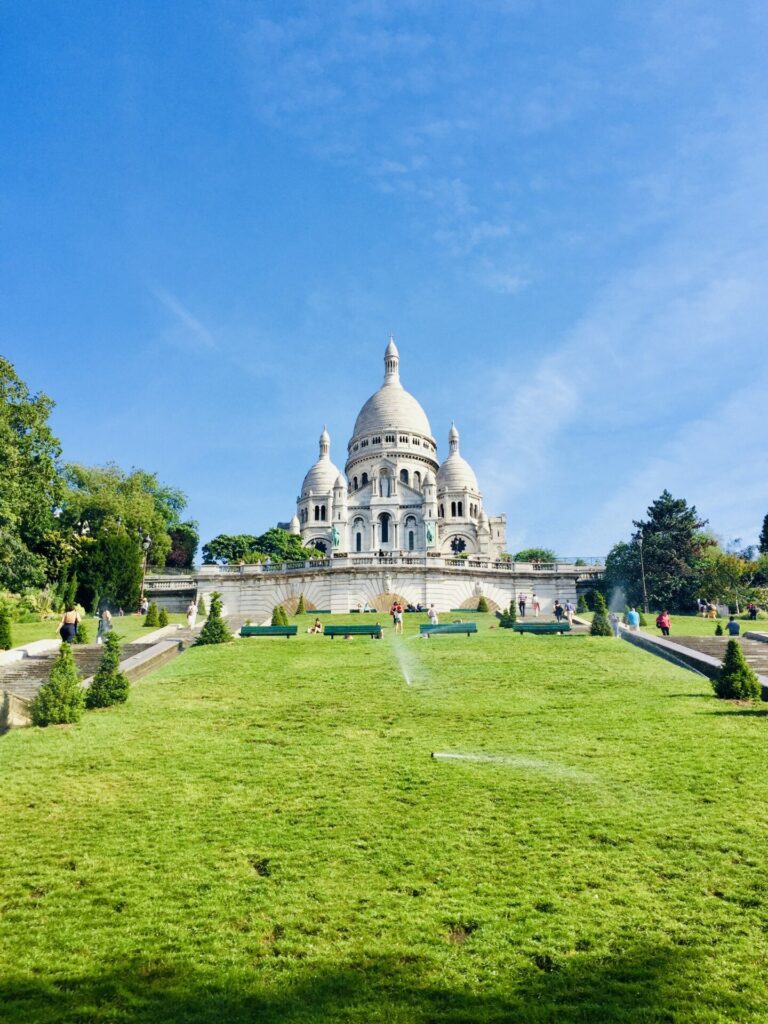Wunderschönes Montmartre im Sommer in Paris