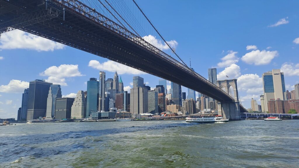New York, Brooklyn Bridge mit Skyline