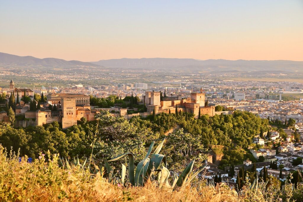 Andalusien, Blick auf die Alhambra in Granada