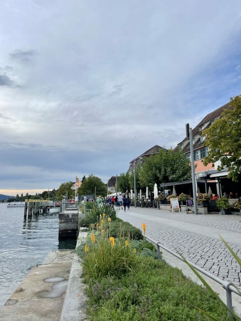 Idyllische Uferpromenade in Überlingen am Bodensee.