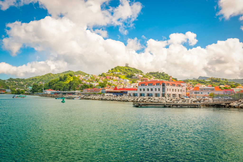 Blick auf Grenadas Hauptstadt St. George's vom Meer aus