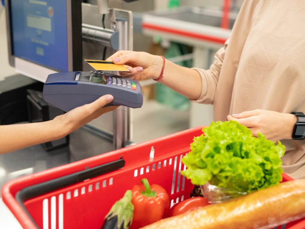 Kontaktlose Zahlung mit Kreditkarte im Supermarkt