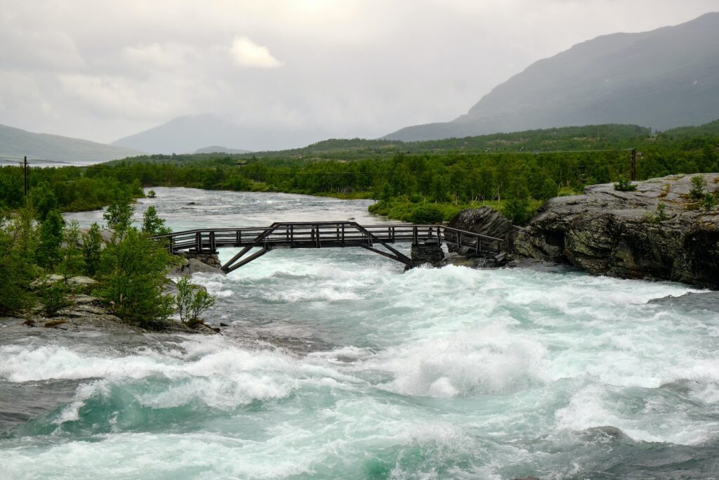 Norwegen, Jotunheimen-Nationalpark, Fluss nahe dem Ort Beitostølen