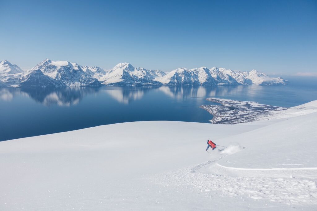 Norwegen, Nordnorwegen, Skifahren über dem Lyngenfjord