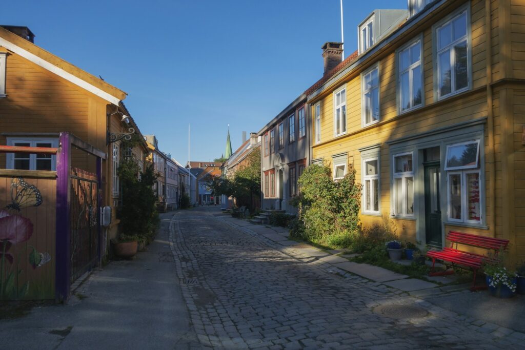 Norwegen, Region Trøndelag, Straße mit Holzhäusern in Trondheim