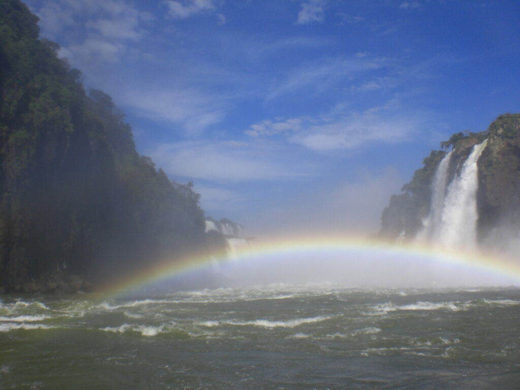 Argentinien, Wasserfall und Regenbogen bei Bootstour an den Iguazú-Wasserfällen