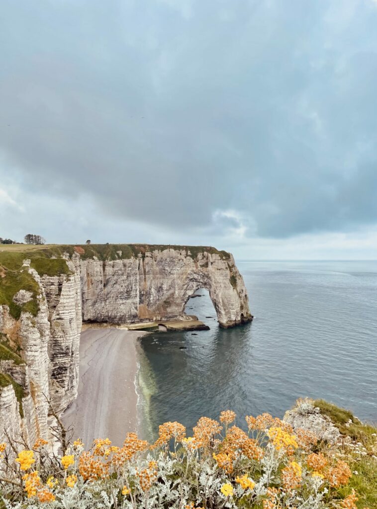 Frankreich, Normandie, Blick auf die Kreidefelsen von Étretat