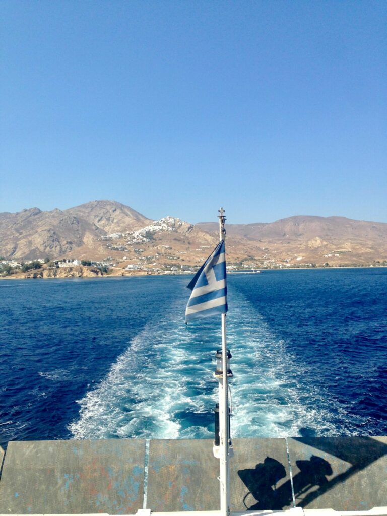 Griechenland, Fährfahrt mit der Insel Serifos im Hintergrund