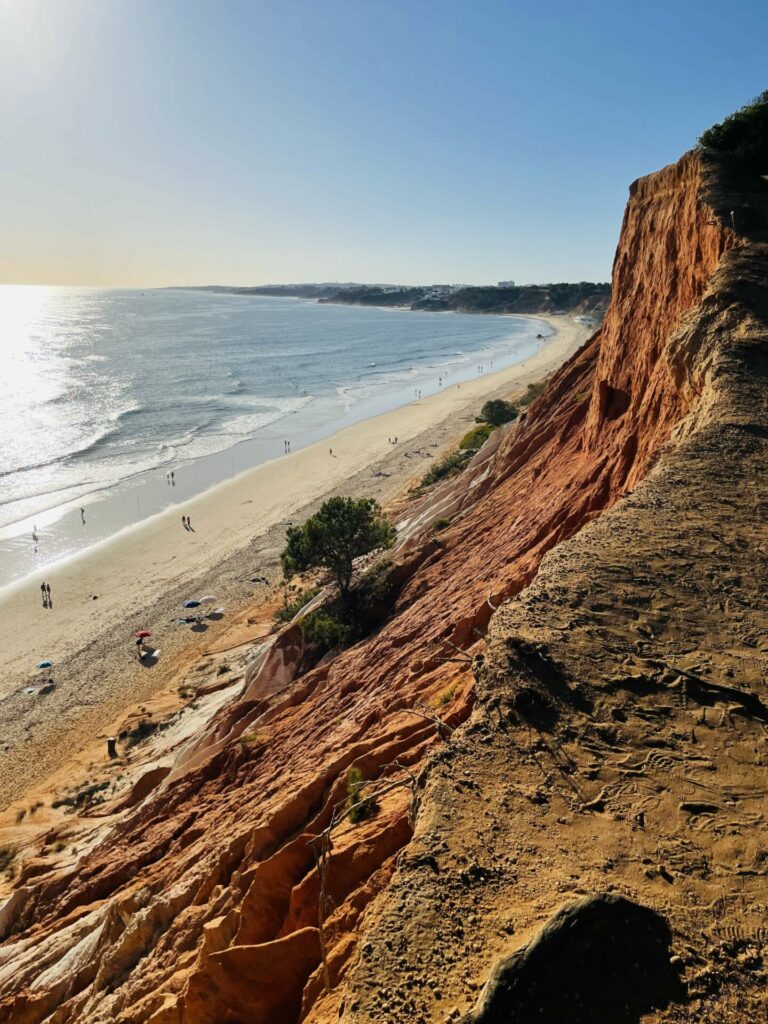 Algarve, Steilklippen am Strand Praia da Falésia