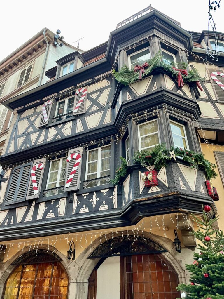 dekoriertes haus colmar reiseuhu