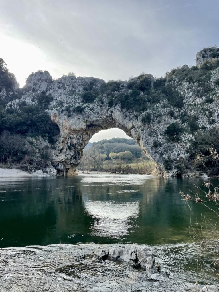 fluss ardeche mit bruecke frankreich reiseuhu