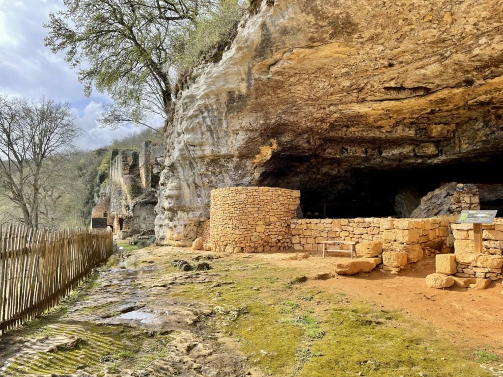 Höhlendorf La Madeleine Dordogne Frankreich Reiseuhu