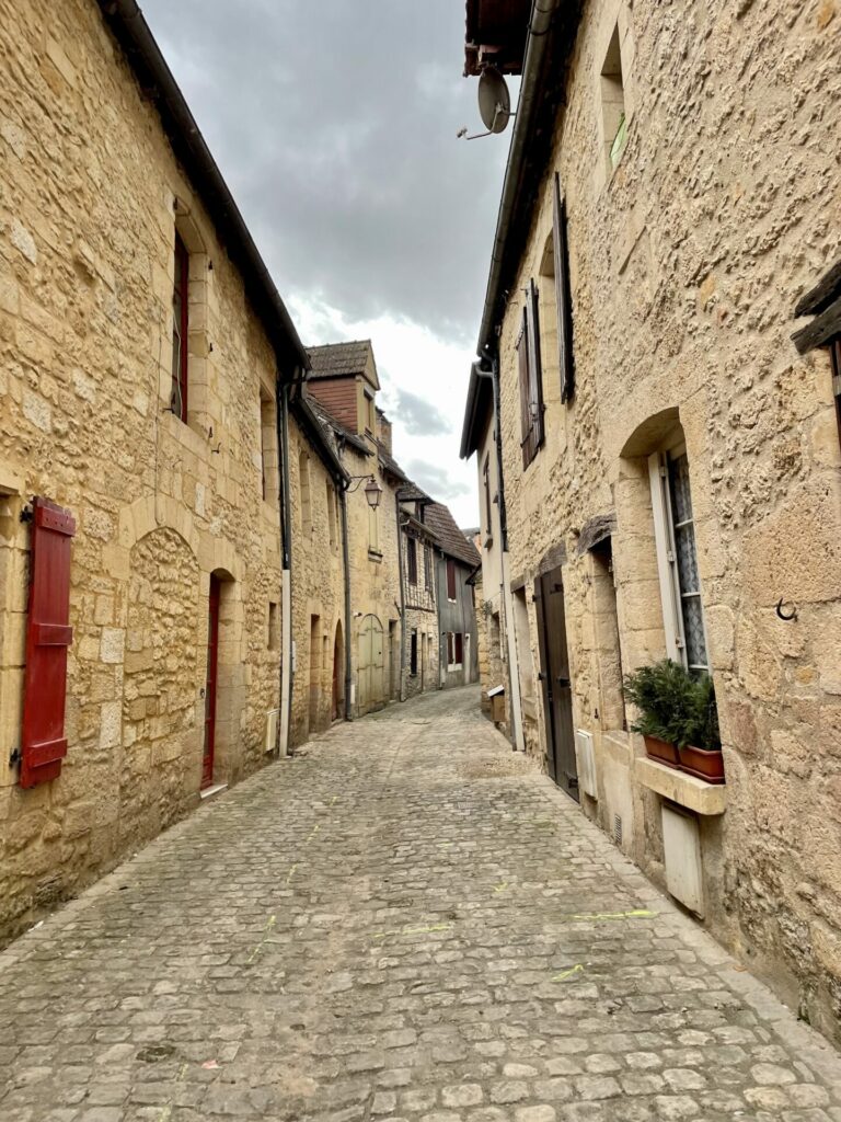 Montignac Dordogne Frankreich Reiseuhu